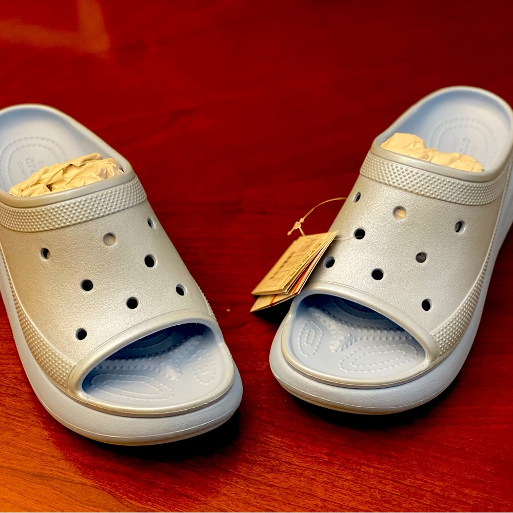 New with tags Crocs Crush Meta pearl slide Blue Calcite size 9